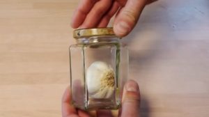 Cómo pelar el ajo rápidamente sin ensuciarse