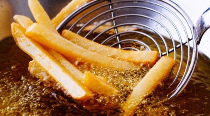 Prepare uma batata frita sem deixar odores