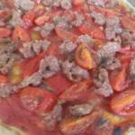 Pizza con anchoas, tomates cherry y salchicha