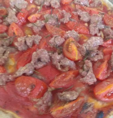 Pizza con anchoas, tomates cherry y salchicha