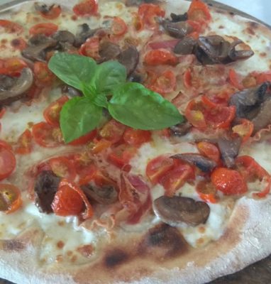 Pizza Con Mozzarella Pancetta Pomodorini e Funghi