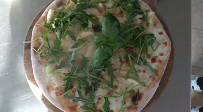 Pizza con Mozzarella Gorgonzola Pere e Rucola