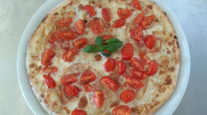 Pizza con tocino mozzarella y tomates cherry