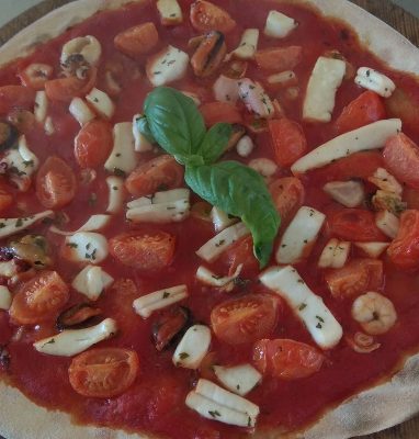 Pizza com salada de frutos do mar e tomate cereja