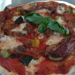 Pizza com Tomate Mussarela Bacon e Legumes Grelhados
