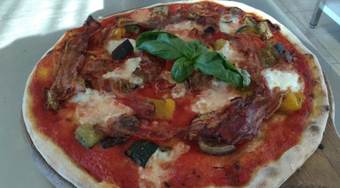 Pizza con Tomate Mozzarella Bacon y Verduras a la Parrilla