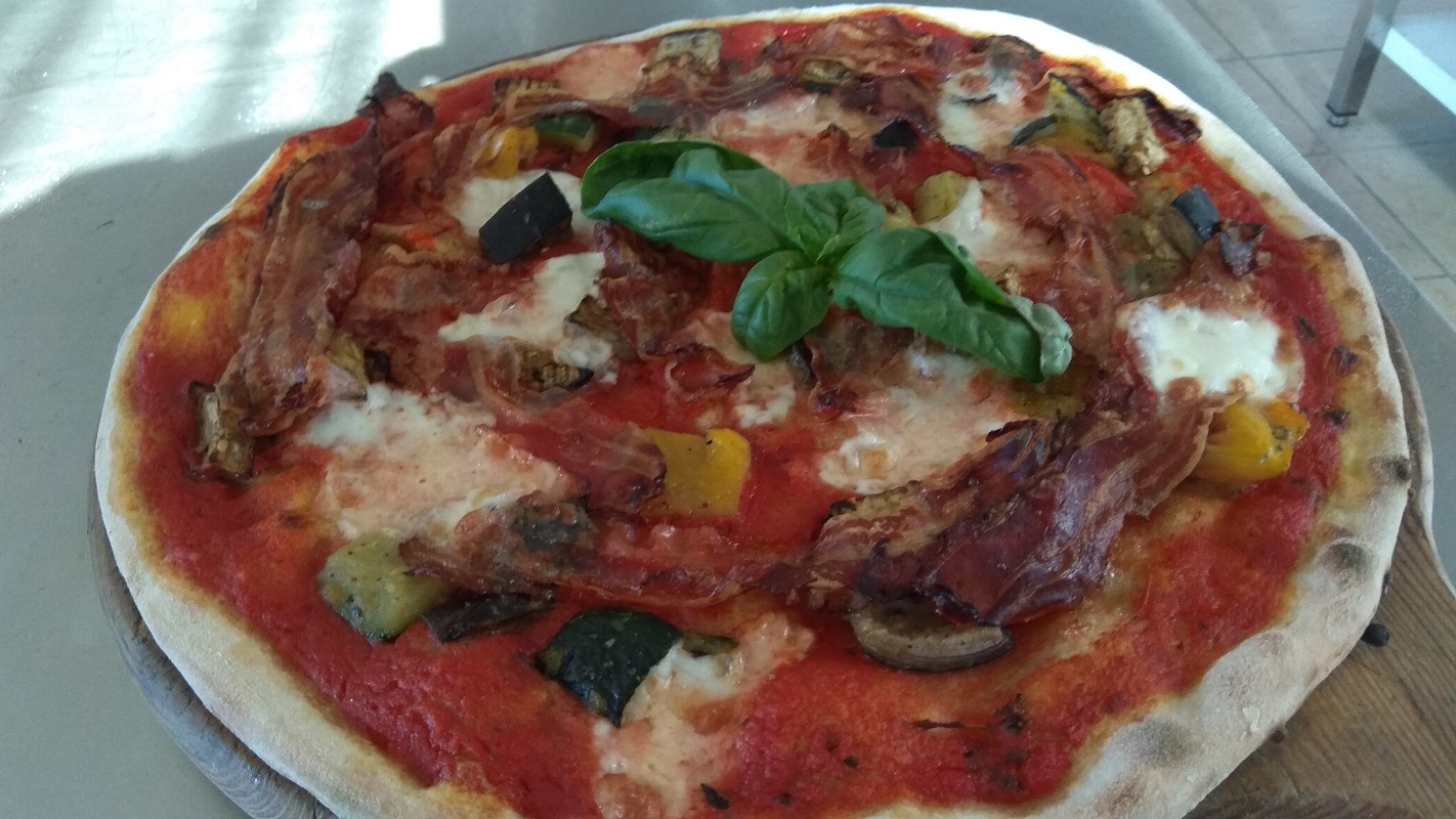 Pizza con Tomate Mozzarella Bacon y Verduras a la Parrilla