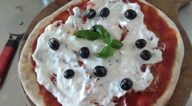 Pizza con Pomodoro Pancetta Mozzarella Stracciatella e olive Nere