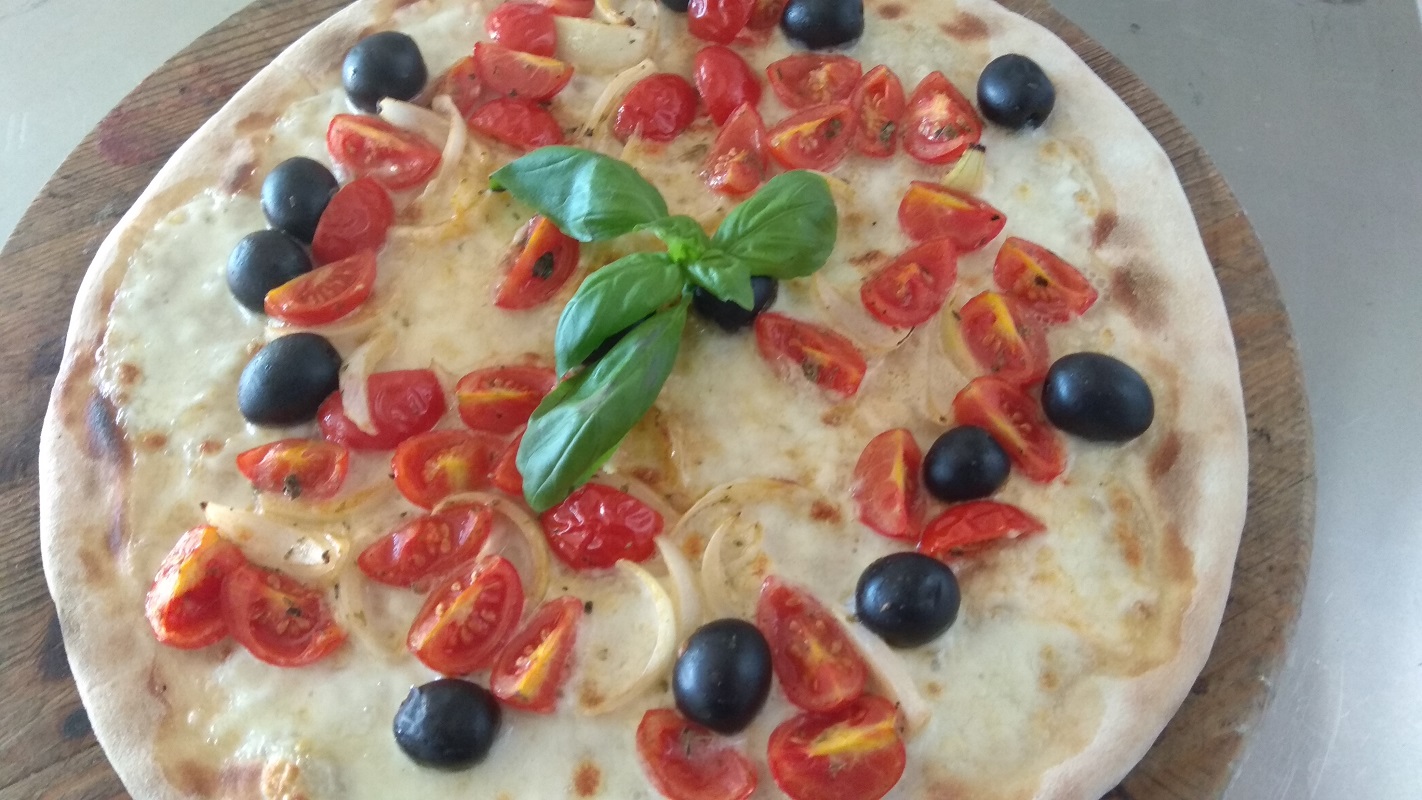Pizza Con Mozzarella Pomodorini Cipolle e Olive
