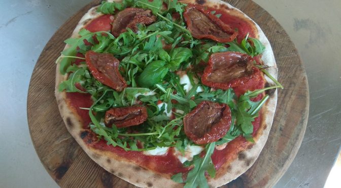 Pizza con rúcula y tomates secos