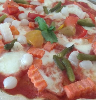 Pizza vegetariana com picles