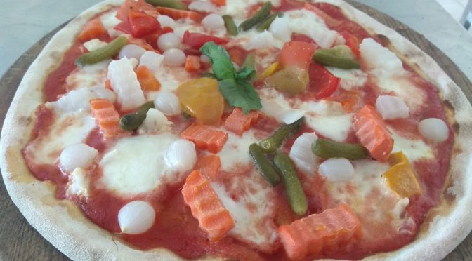 Pizza vegetariana con pepinillos