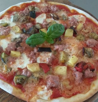 Pizza Con Gorgonzola Salsiccia e Verdure