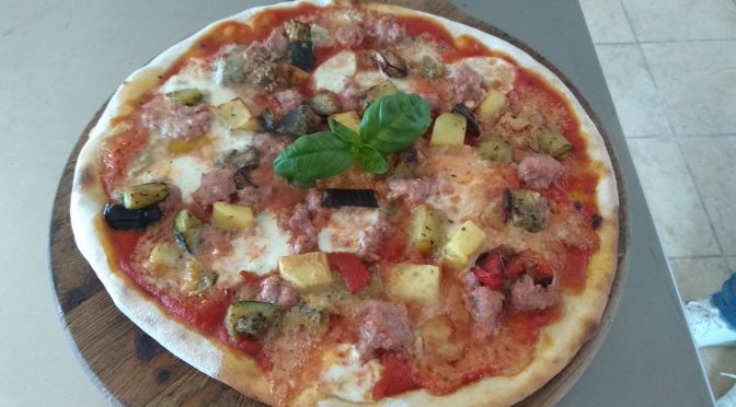 Pizza com linguiça de gorgonzola e legumes