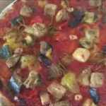 Pizza Vegana con Pomodoro e Verdure Grigliate