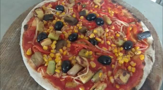 Pizza vegana com mix de legumes