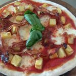 Pizza com tomate mussarela, batata e bacon