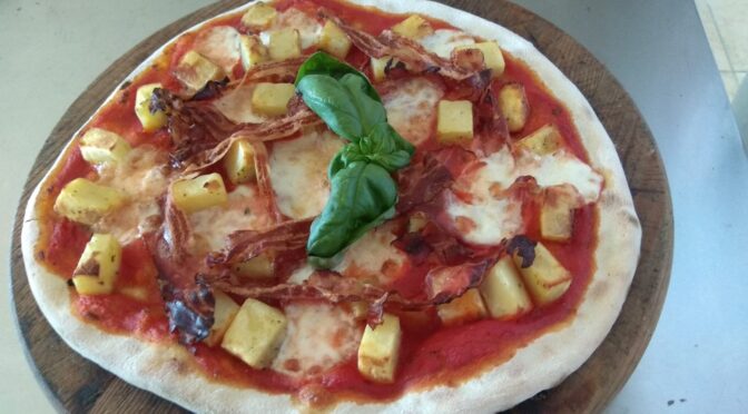 Pizza con Pomodoro Mozzarella Patate e Pancetta