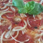 Pizza com Tomate Mussarela Calabresa e Cebola