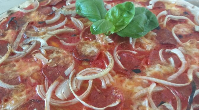 Pizza con Tomate, Mozzarella, Pepperoni y Cebolla