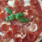 Pizza con Pomodoro Stracciatella Pancetta e Salame Pepperoni
