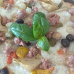 Pizza com mussarela e legumes