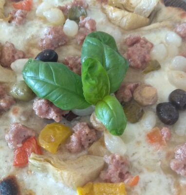 Pizza con Salchicha Mozzarella y Verduras