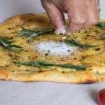 pizza focaccia,não tomate, com óleo, sal e alecrim